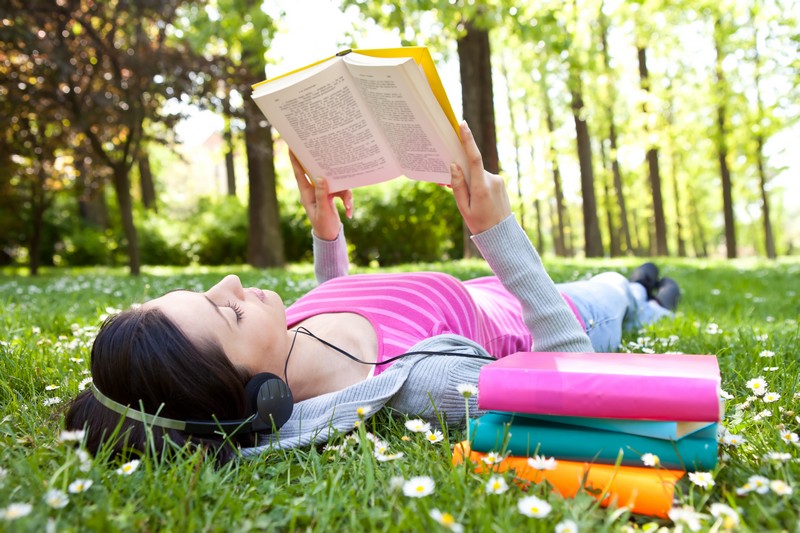 Student studying in park2