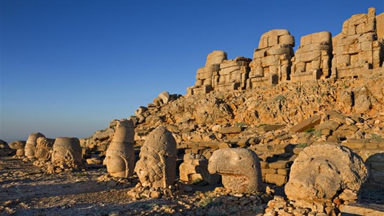 adiyaman-in-gizemli-tarihi-nemrut-dagi-tumulusu-8788665 (790 x 445)