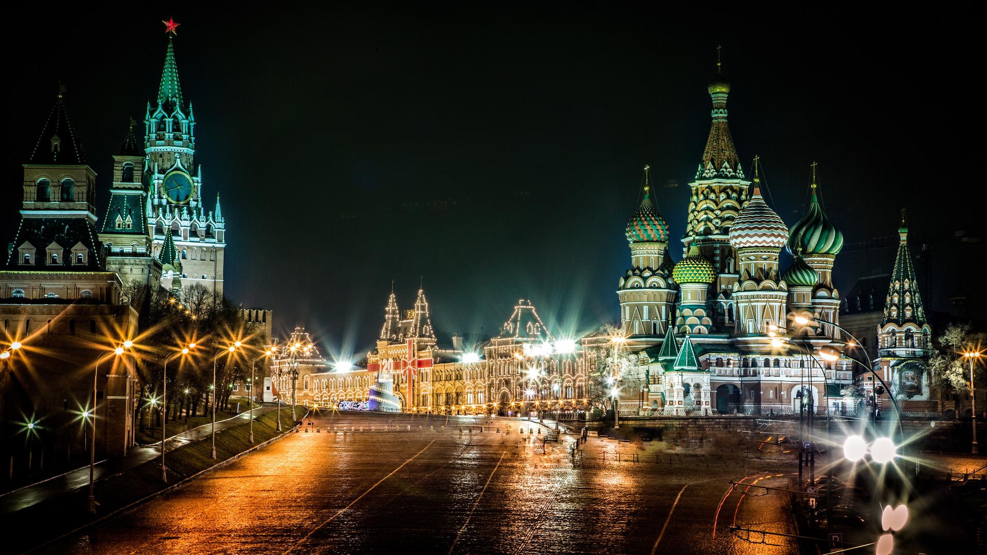 Moscow Russia Walking back towards the Hotel over the bridge we got a nice overview of the Red Square. It does always help if the streets are wet at night, giving some nice reflection. Using f/22 to get the star bursts around the lights. Photo details: Exposure 10 sec at f/22 (ISO 100), Camera Canon EOS 5D Mark III with a EF24-105mm f/4L IS USM lens at 73mm. Photo by: Iwillbehomesoon. Image license Creative Commons Attribution-NonCommercial 3.0 Unported (CC BY-NC-3.0).