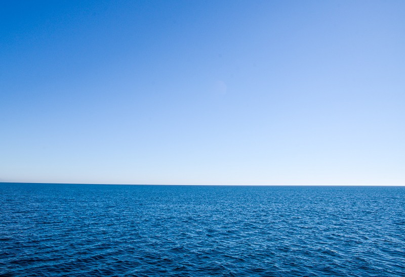 Horizon-line-over-ocean-7092