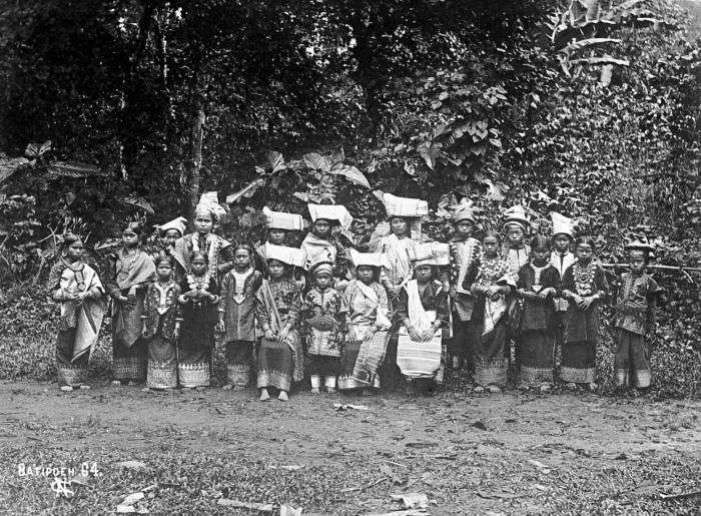 collectie_tropenmuseum_een_groep_minangkabausche_vrouwen_en_meisjes_poseert_in_klederdracht_uit_batipuh_minangkabau_west-sumatra_tmnr_10002777