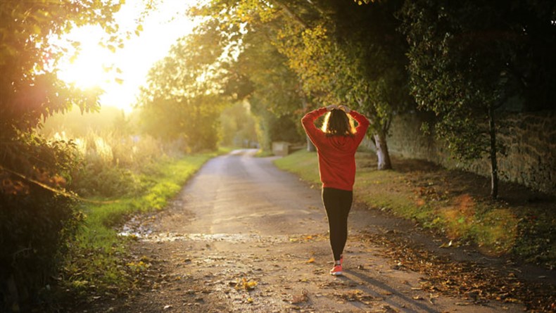 590134-girl-walking-pixabaypoıuytr_790x445