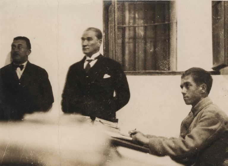 Başöğretmen-Mustafa-Kemal-Atatürk-768x559