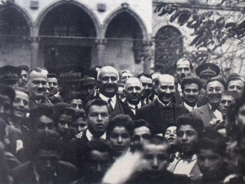 Atatürkün-gülerken-fotoğrafları-mustafakemalim-6