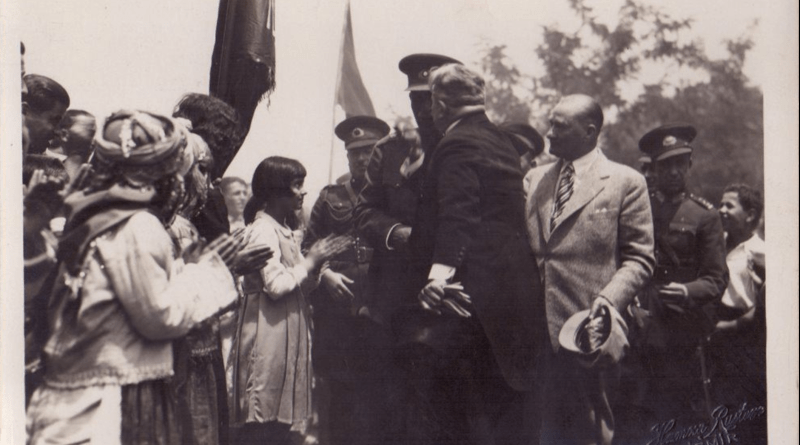 Atatürk’ün-Çocuk-Sevgisi-23-Nisan-Atatürk-ve-çocuk-fotoğrafları